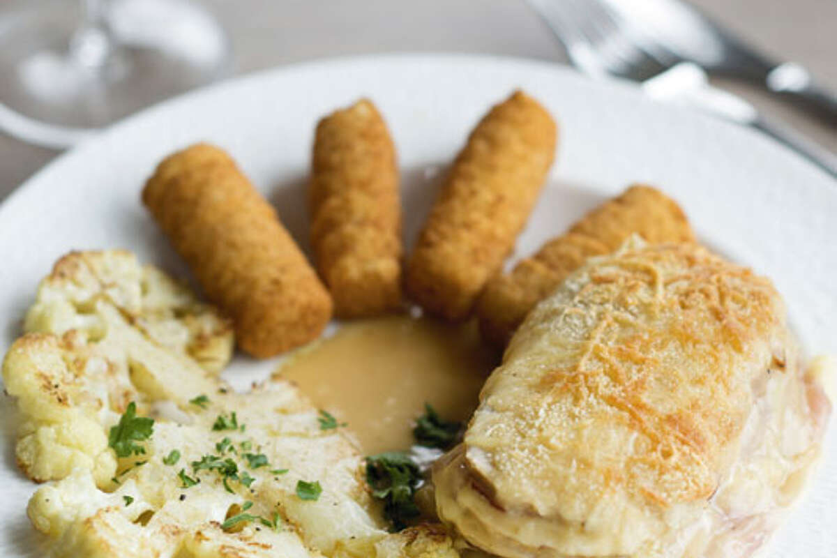 Orloffgebraad met gebakken bloemkool en kroketjes