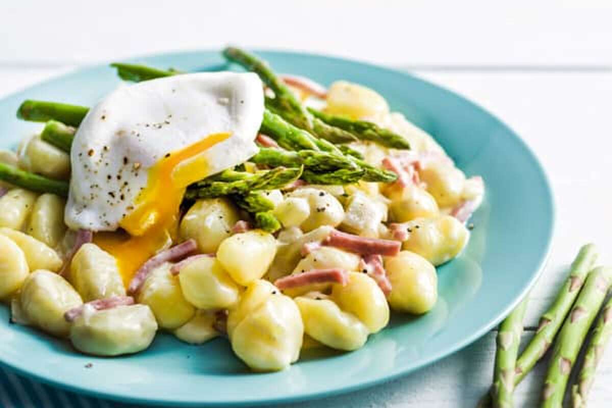 Gnocchis aux asperges vertes, sauce crème, jambon cuit et oeuf poché