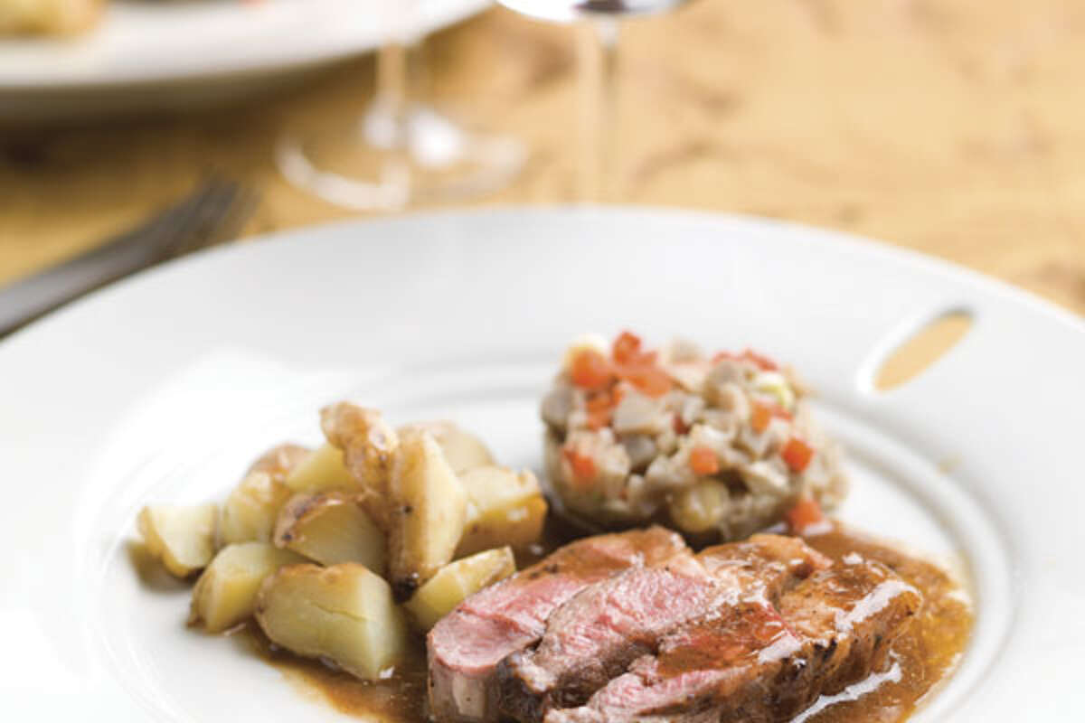 Tranches de gigot d’agneau, fonds d’artichauts & grenailles