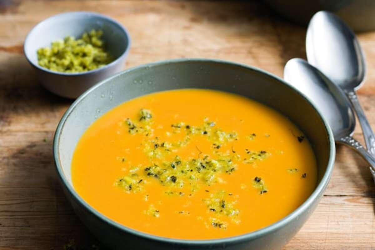 Wortellimoengembersoep met korianderkruim