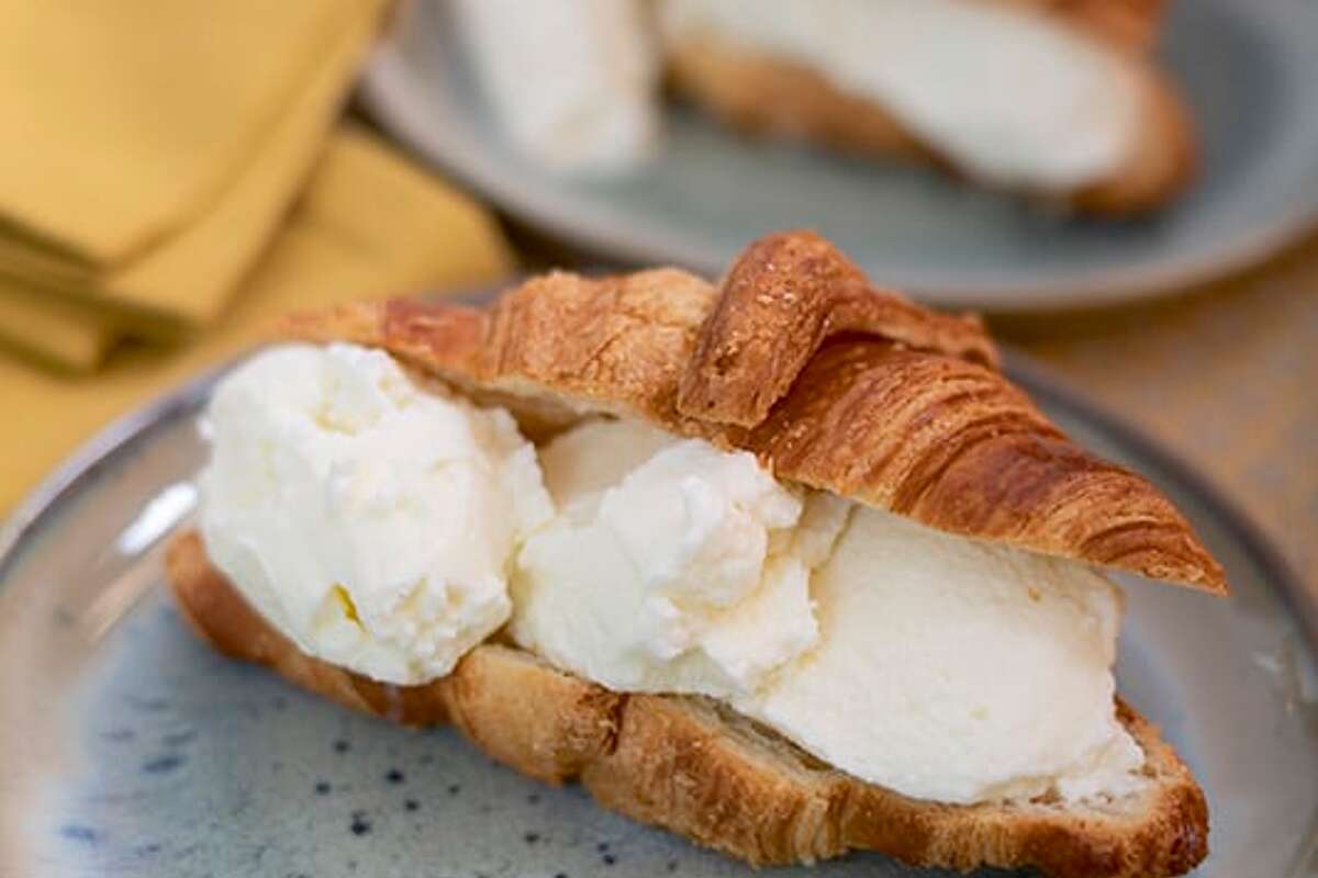 Fior di latte gelato dans un croissant
