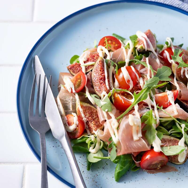 Salade met vijgen, ham, rucola en dressing