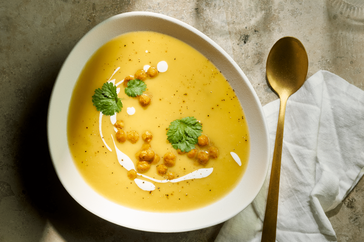 Soupe de potiron aux pois chiches épicés et lait de coco