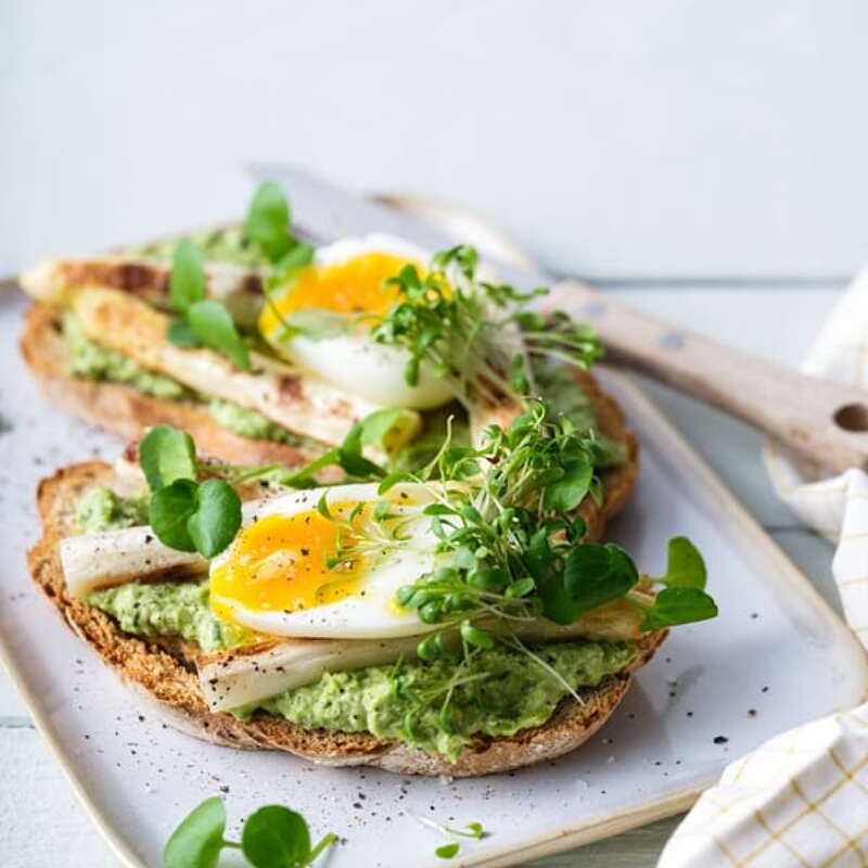 Toast met witte asperges, erwtenspread en zacht eitje