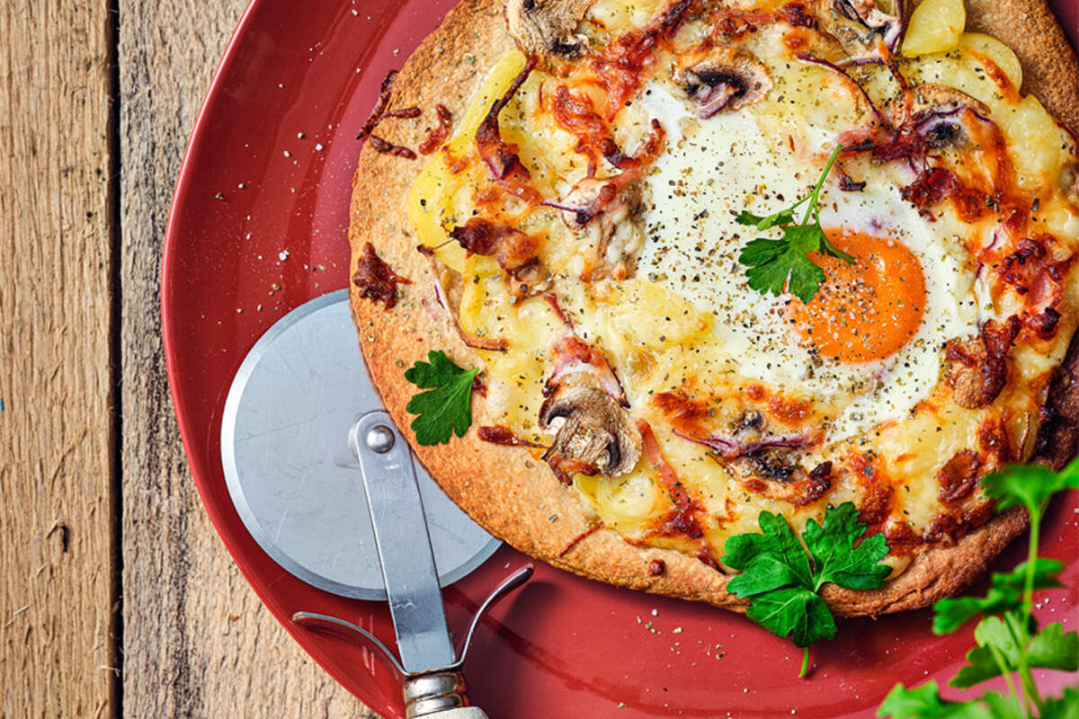 Pizza au chou-fleur, fromage à raclette, lardons et champignons