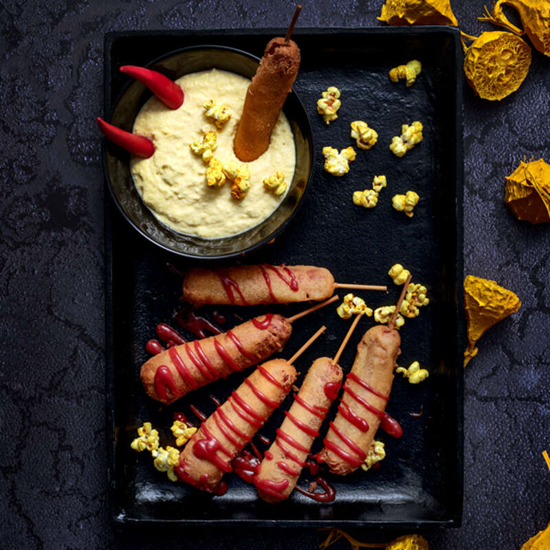 ‘Bloody fingers’ corndogs met ketchup en pikante maïsdip