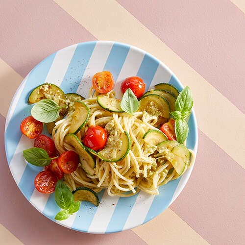 Zomerse pasta met kaasdip en courgette