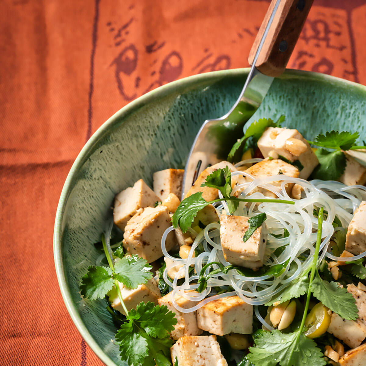 Salade met glasnoedels, tofu, pinda en koriander