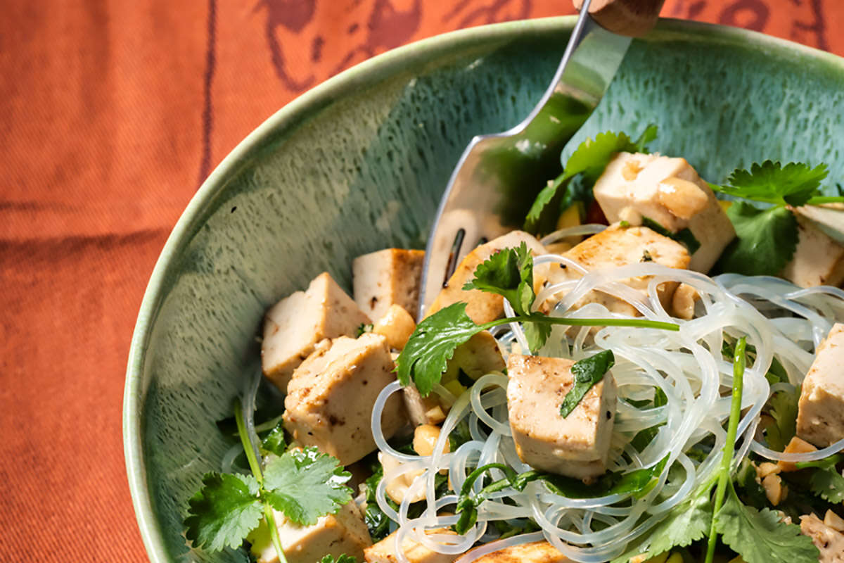 Salade de vermicelles, tofu, cacahuètes et coriandre