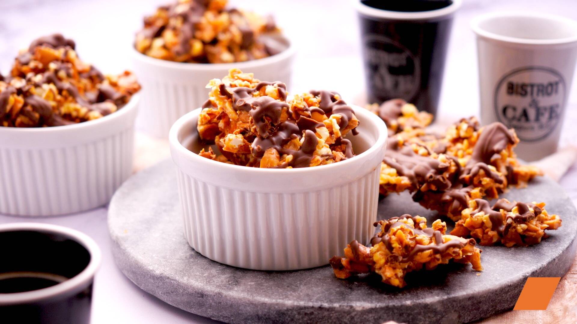 Popcorn façon barre chocolatée au caramel et cacahuètes