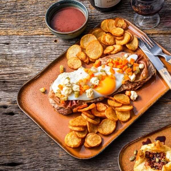 Portugese steak met pickles van groenten, prosciutto en spiegelei