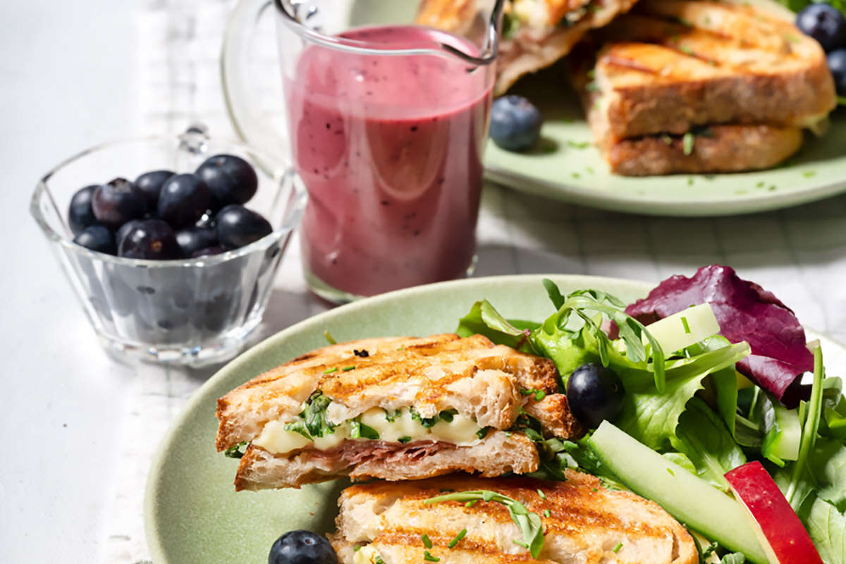 Croque-monsieur au jambon de Parme et brie, salade et sauce aux myrtilles