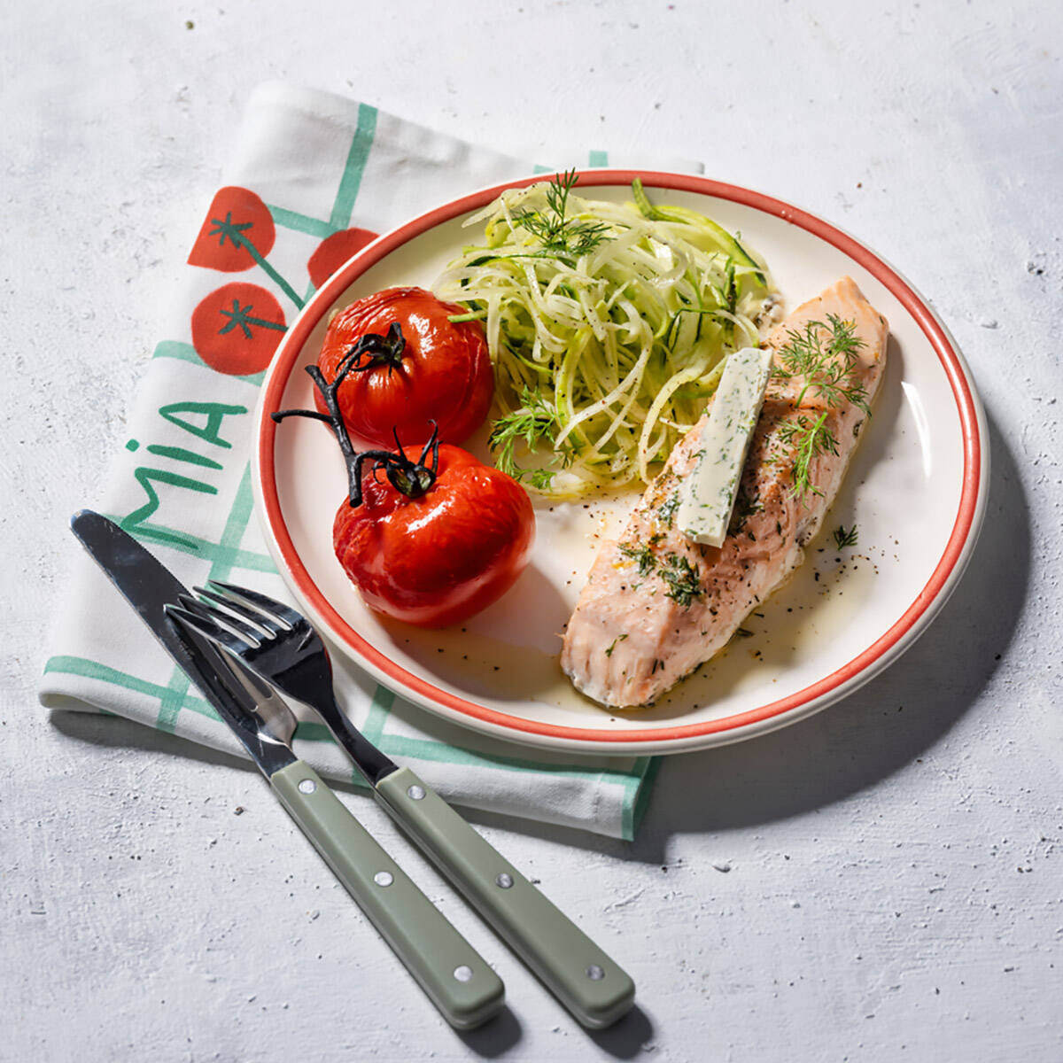 Courgetti aux tomates grillées, saumon et beurre à l’aneth