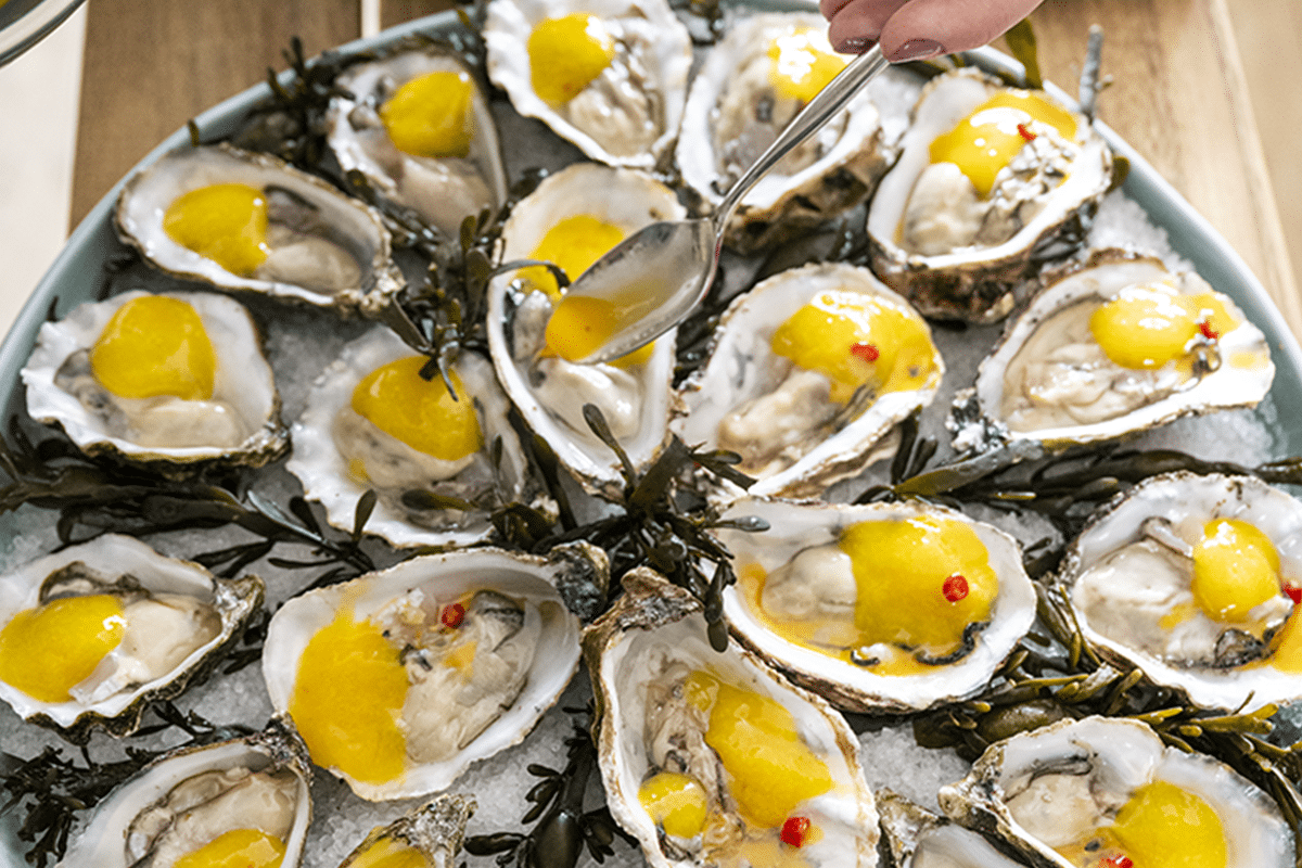 Huîtres à la mangue, piment chili et fruit de la passion