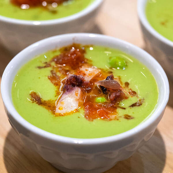 Cajun maïssoep met gemarineerde scampi’s en popcorn