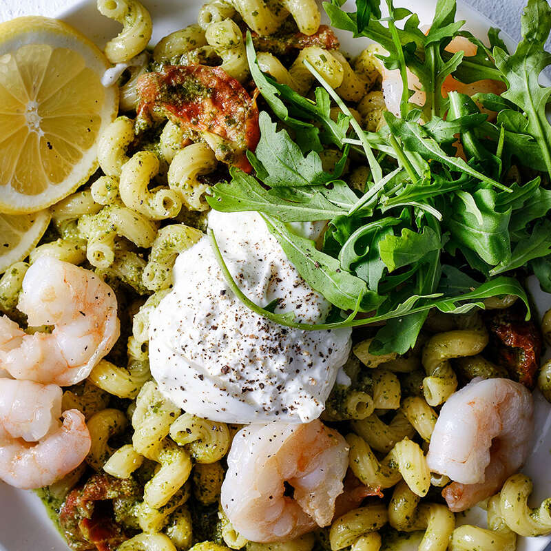 Cavatappi con arugula pesto e scampi (Cavatappi avec pesto de roquette et scampi)