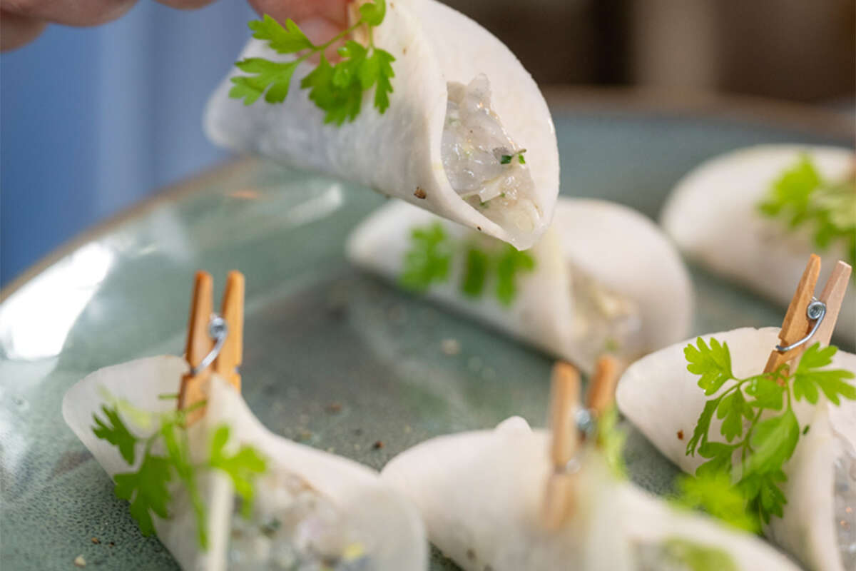 Taco van koolrabi met tartaar van black tiger scampi’s