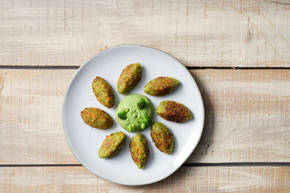 Vegetarische groenteballetjes met broccoli-kruidenkaasdip
