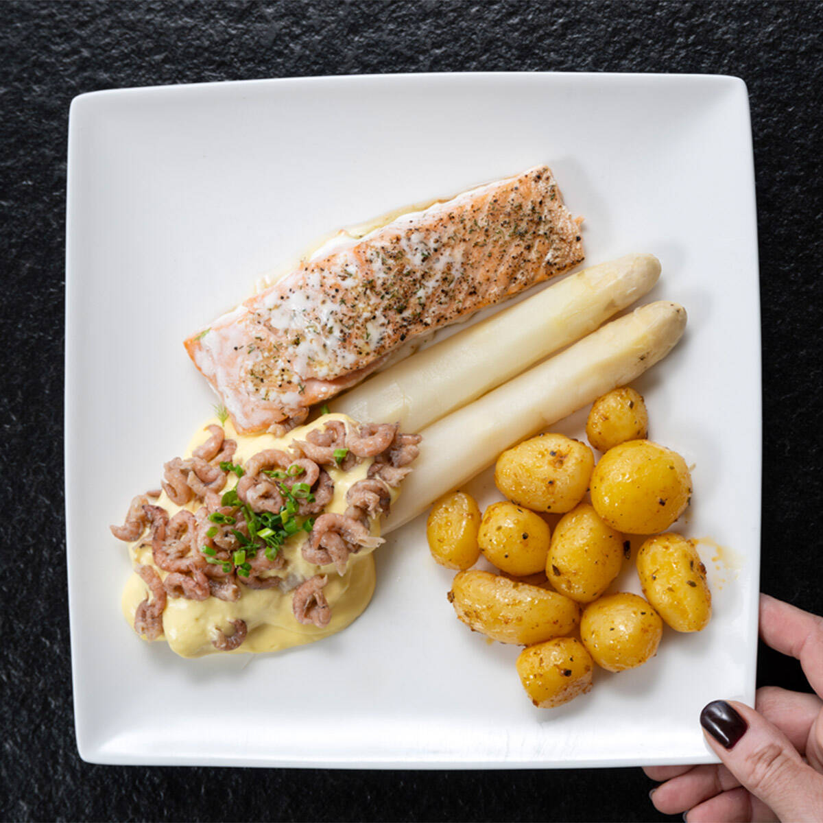 Asperges au saumon cuit, pommes de terre grenaille, sauce hollandaise et crevettes