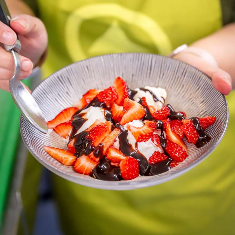 Vanille-ijs met aardbeien en chocoladesaus