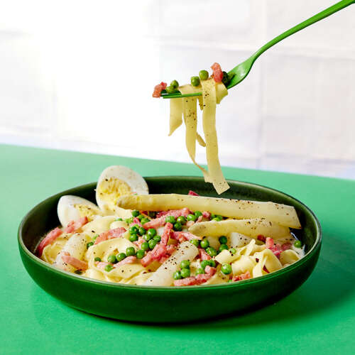 Pasta met lentegroenten, ei en spek