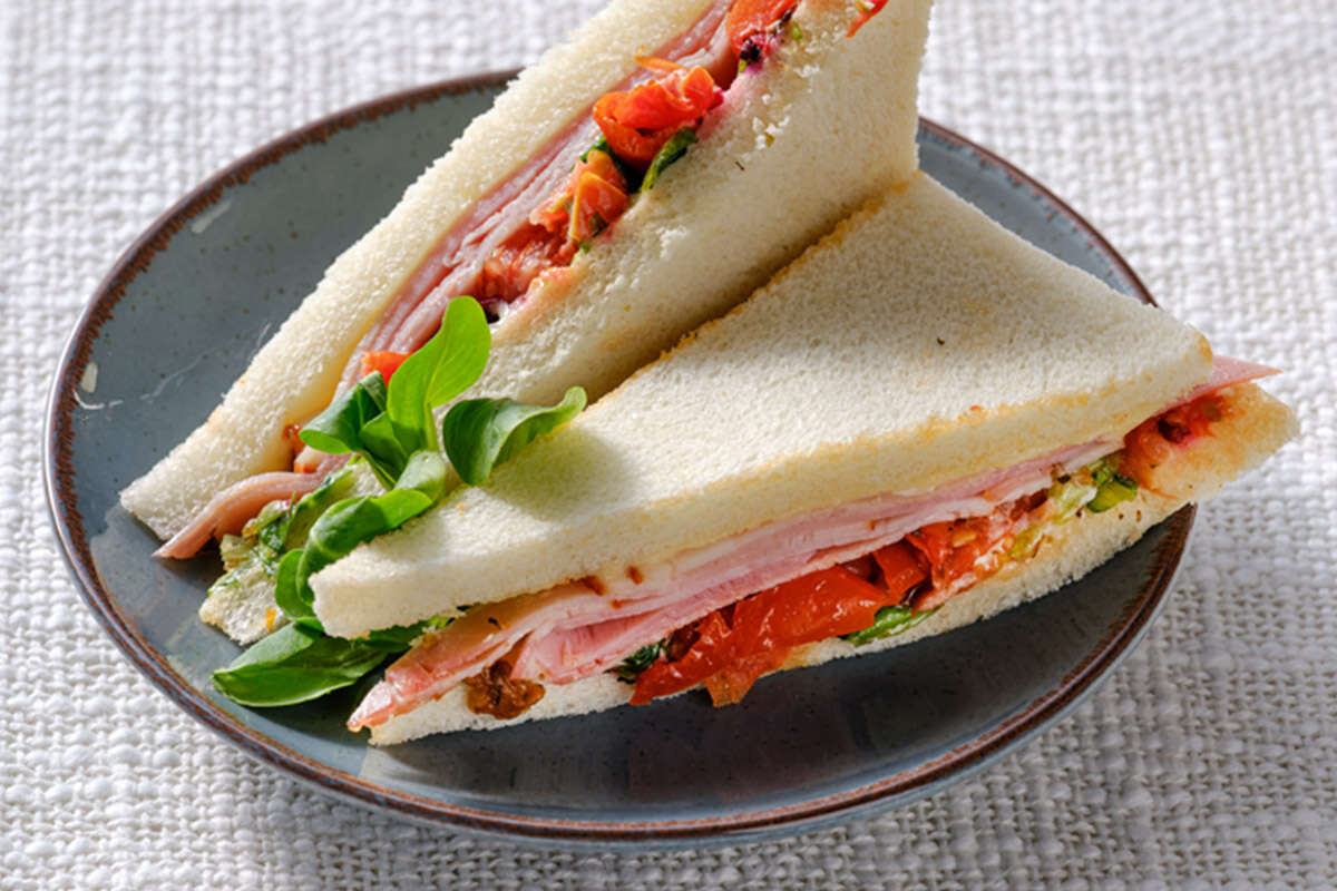 Sandwiches met pastrami, zongedroogde tomaat en lente-ui