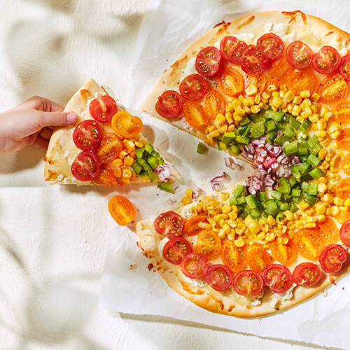 Groente pizza in regenboogkleuren