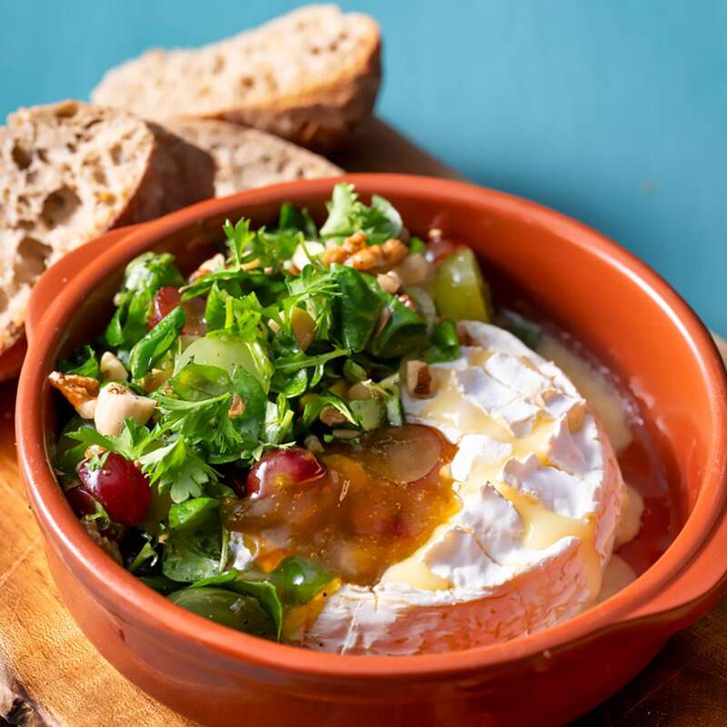 Camembert in de oven met salade van druiven en druivencompote