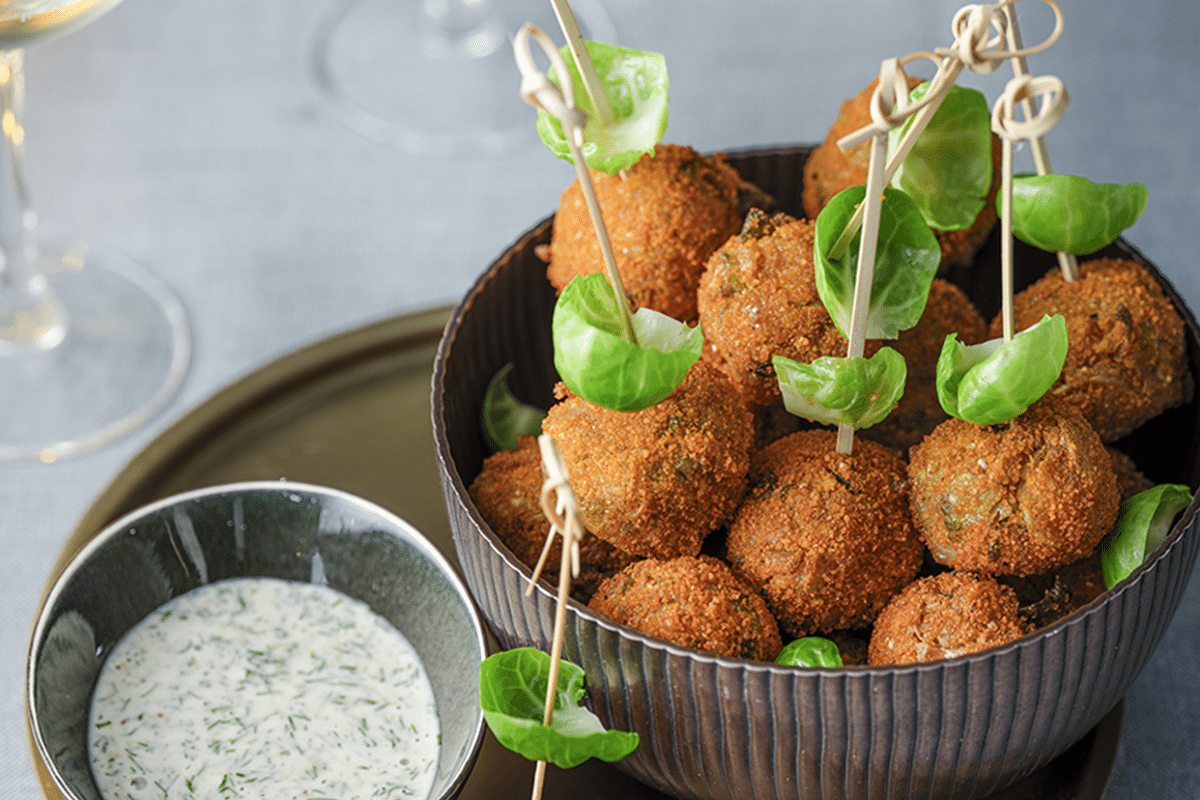 Boulettes aux choux de Bruxelles et sauce dip anethmoutarde