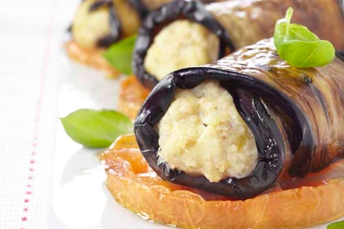 Roulades d'aubergines sur lit de tomate