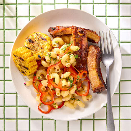 Gemarineerde ribbetjes met pasta en mais