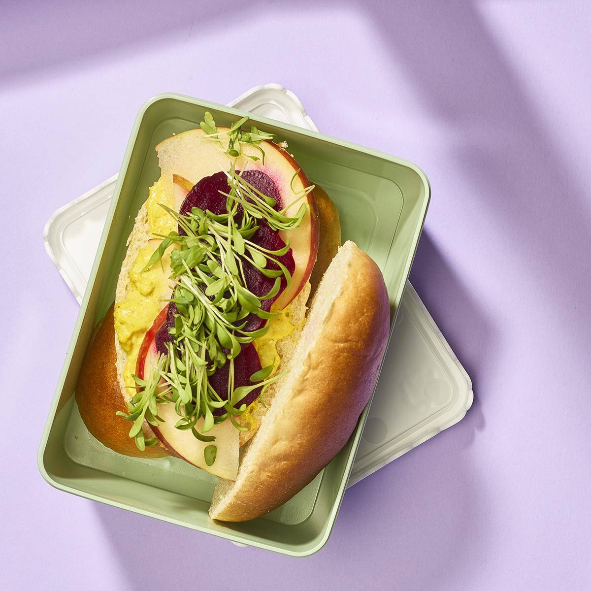 Sandwich poulet curry à la pomme et à la betterave rouge