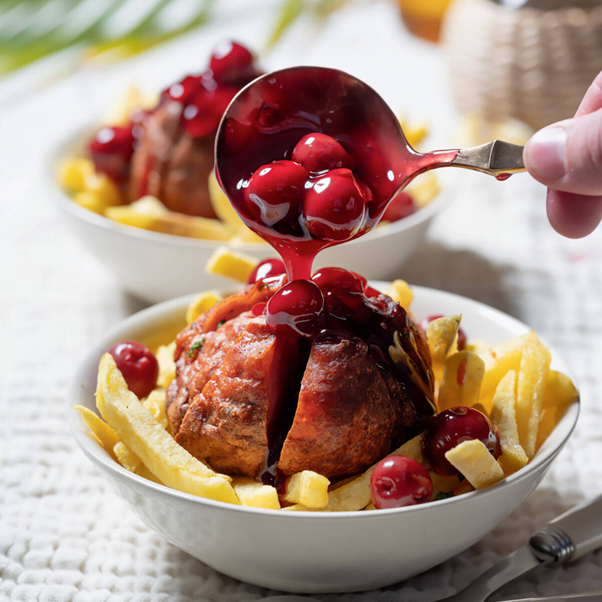 Frites et boulettes sauce aux cerises