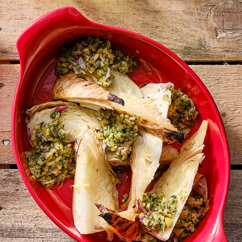 Chou pointu rôti et sauce aux câpres, céleri et olives vertes