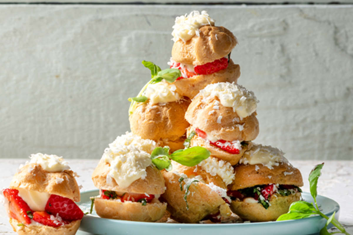 Choux farcis aux fraises, basilic et chocolat blanc