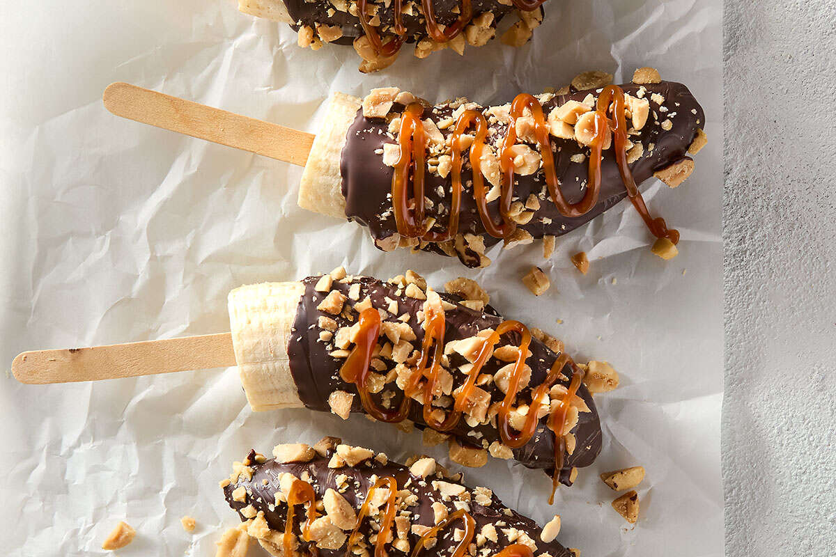 Bananensnickers op een stokje