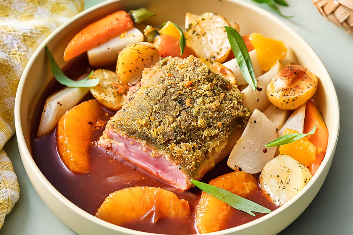 Noisette de porc, croûte aux herbes et agrumes, sauce à l’orange, grenailles, carottes et navets aux épices