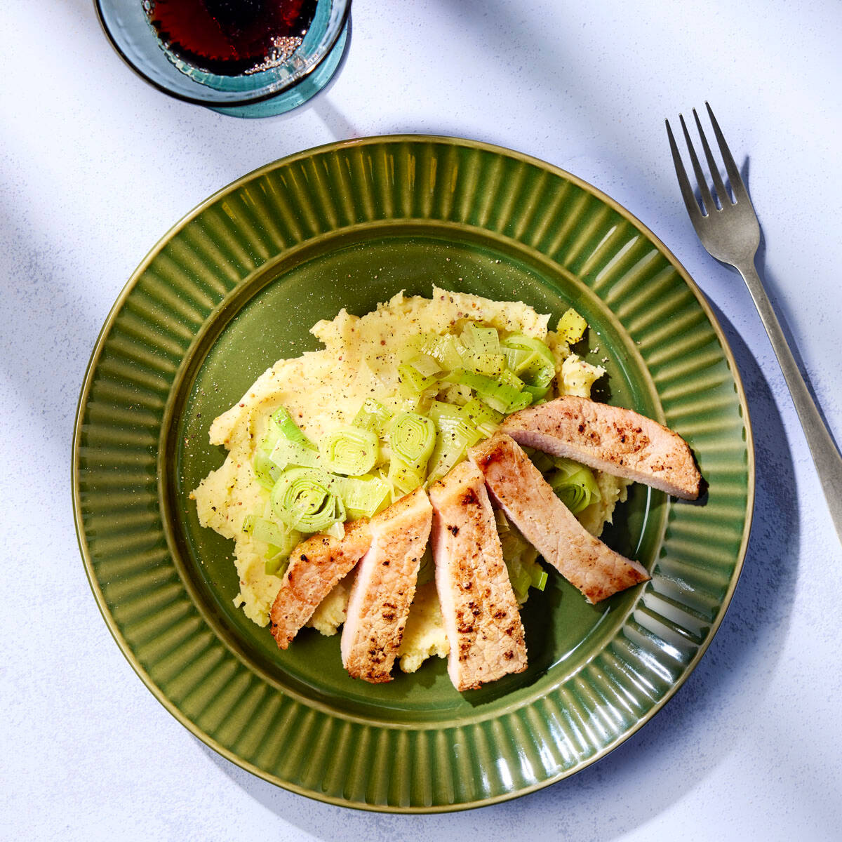 Varkensgebraad met gestoofde prei en aardappelpuree