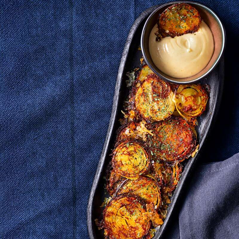Uiringenchips met parmezaan, aioli en parmezaandip