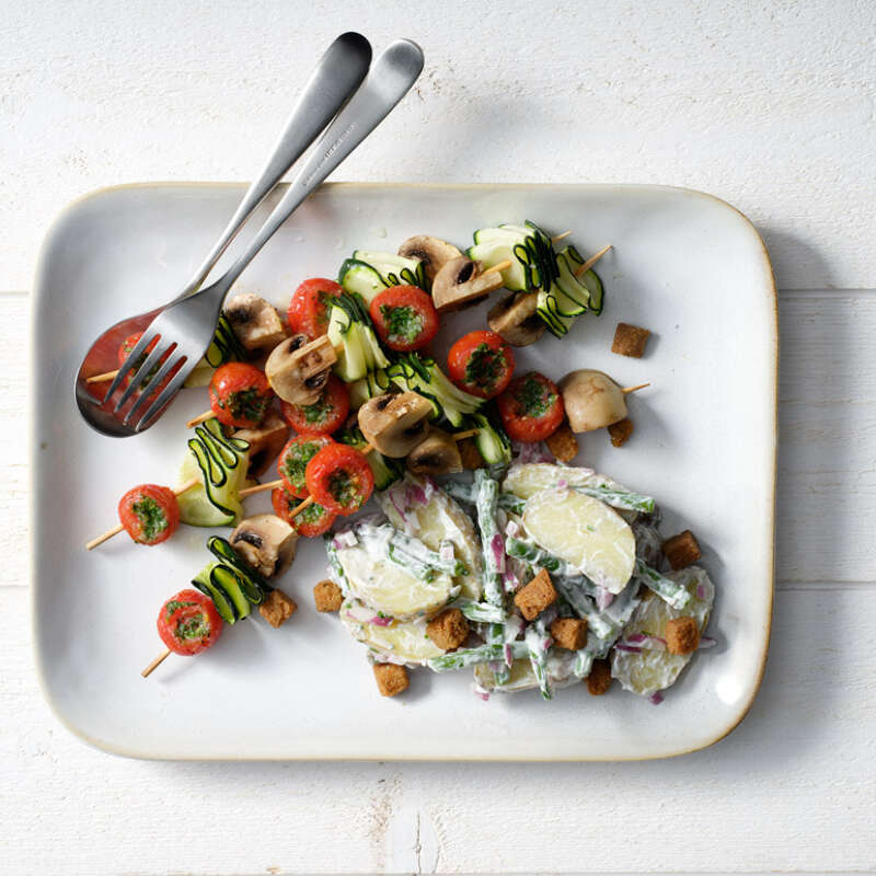 Brochette van kerstomaatjes, courgette en champignons