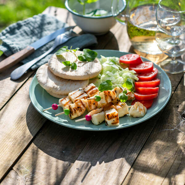 Pita met souvlaki van halloumaki en tzatziki