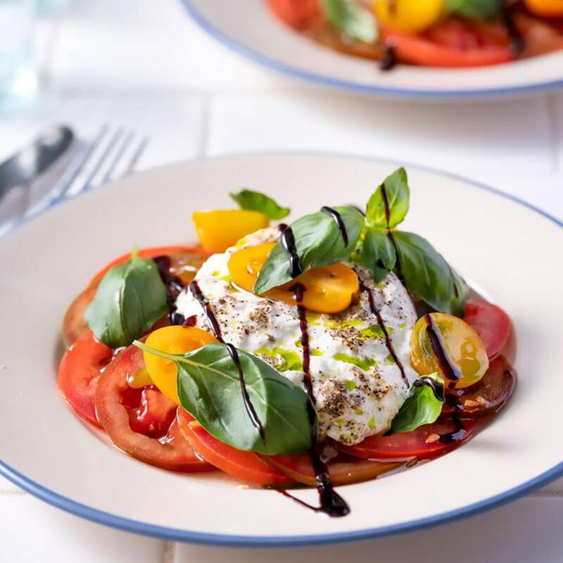Caprese met tomaat, burrata, verse basilicum, olijfolie en balsamicoazijn